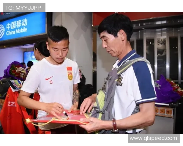 各大足球明星陆续抵达机场引发球迷热烈关注与期待